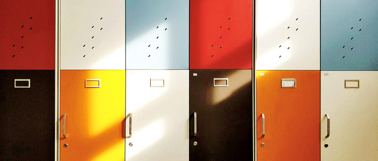 Schließfachtüren aneinander gereiht in verschiedenen Farben
