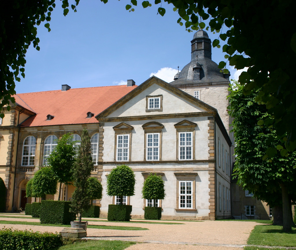 Schloss in Hundisburg mit Bäumen im Vordergrund