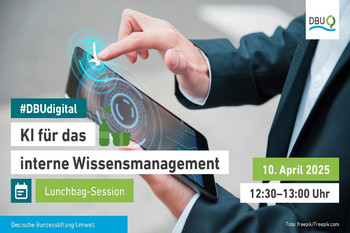 Tablet in den Händen eines Menschen